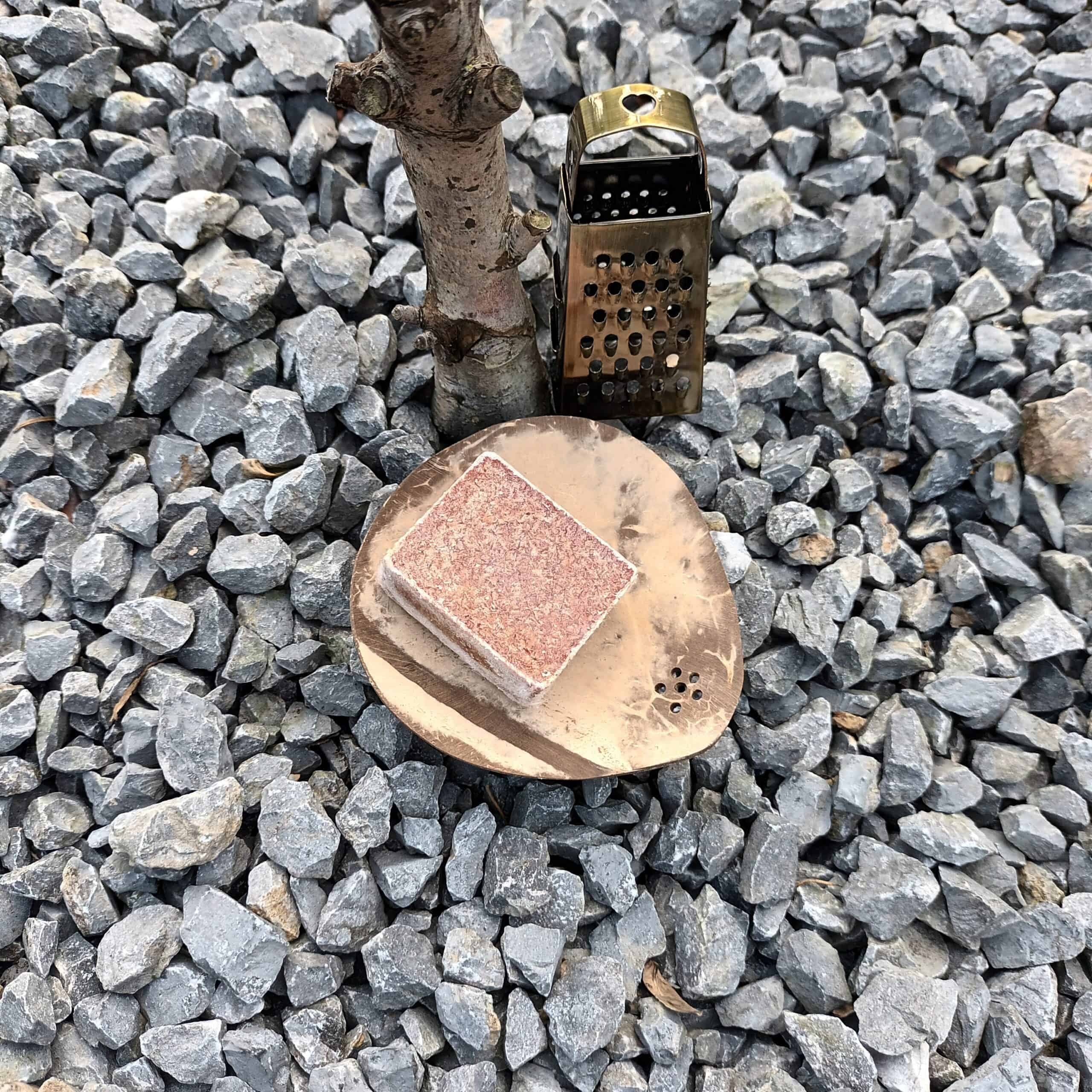 Kokosnootschaaltje met antiekgoudkleurige rasp en amber geurblokje
