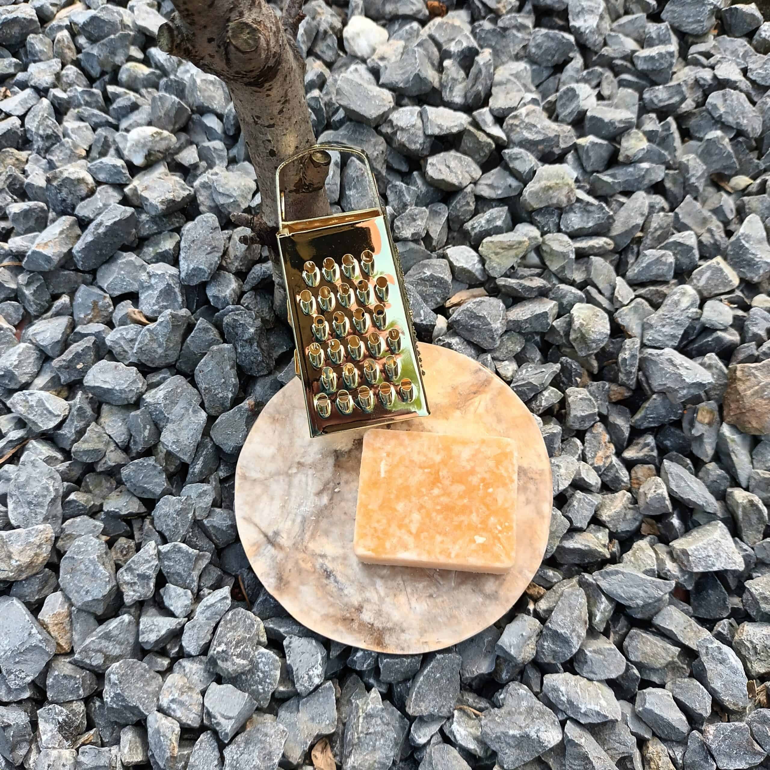 Schelpenschaaltje met koperkleurige rasp en happy geurblokje